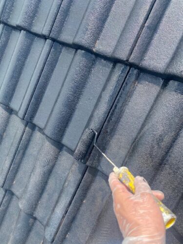 モニエル瓦の塗装の様子です