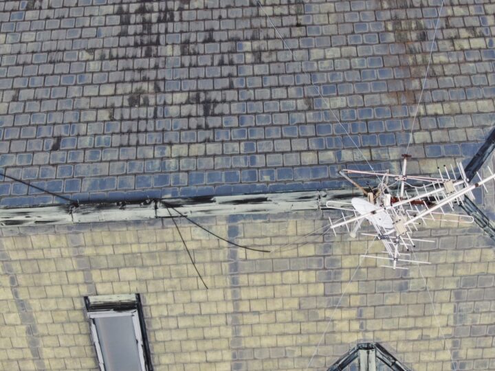 屋根をドローンで撮影した写真です