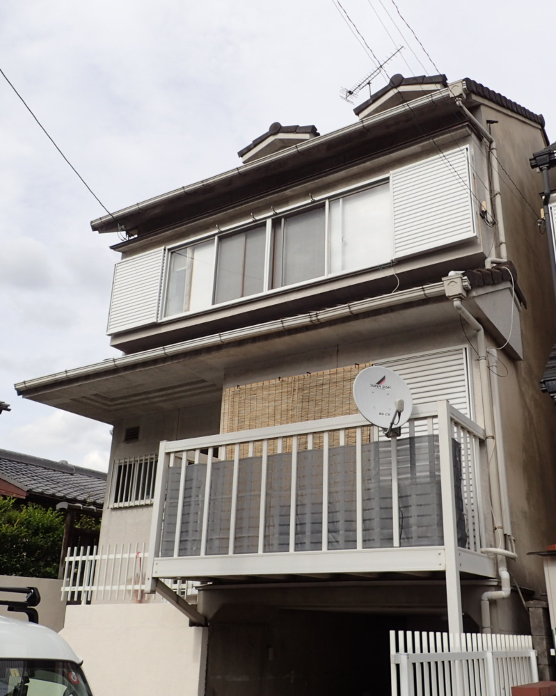 京都市山科区にて、雨漏りのご相談。外壁塗装と屋根葺き替え工事、クラック処理等を施工させていただきました。 施工前