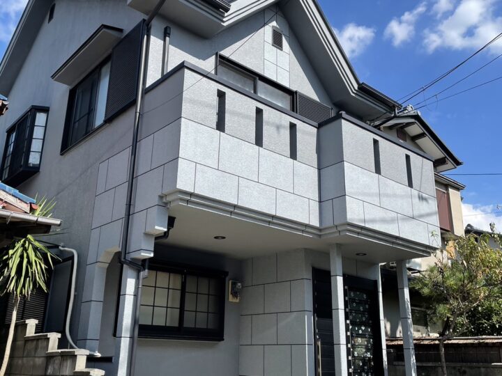 京都府久世郡にて、色あせ・苔を気にされておられましたので、屋根・外壁を塗装させていただきました。