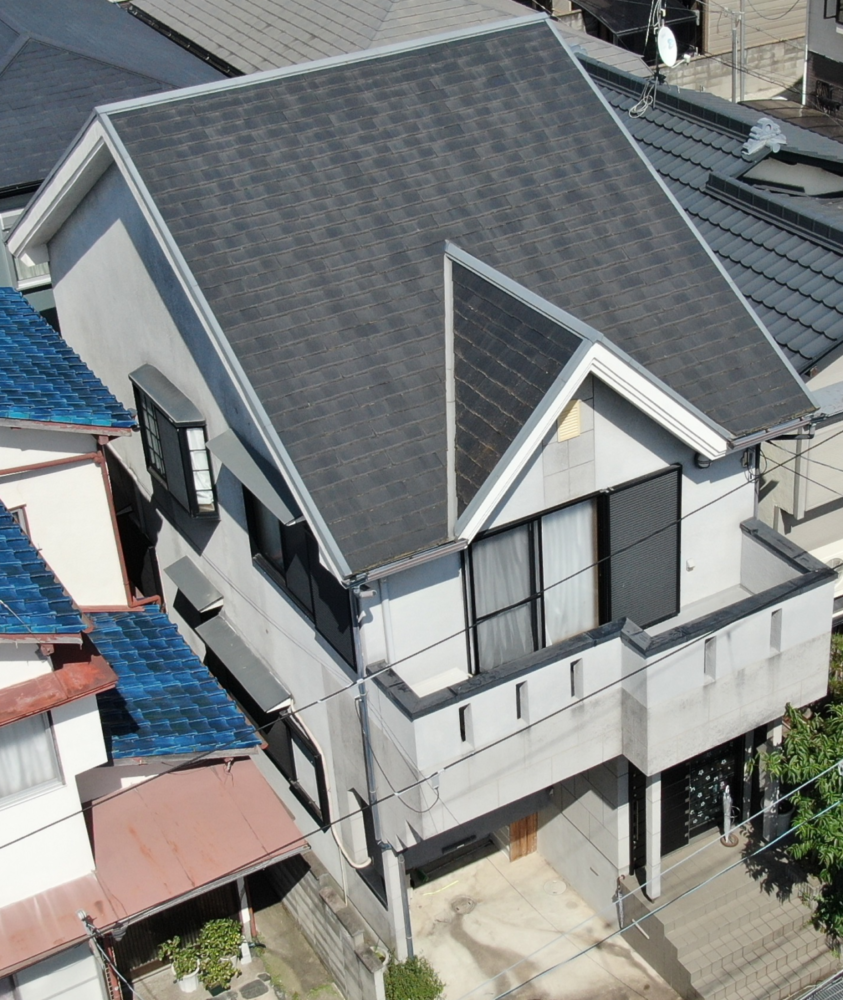 京都府久世郡にて、色あせ・苔を気にされておられましたので、屋根・外壁を塗装させていただきました。 施工前