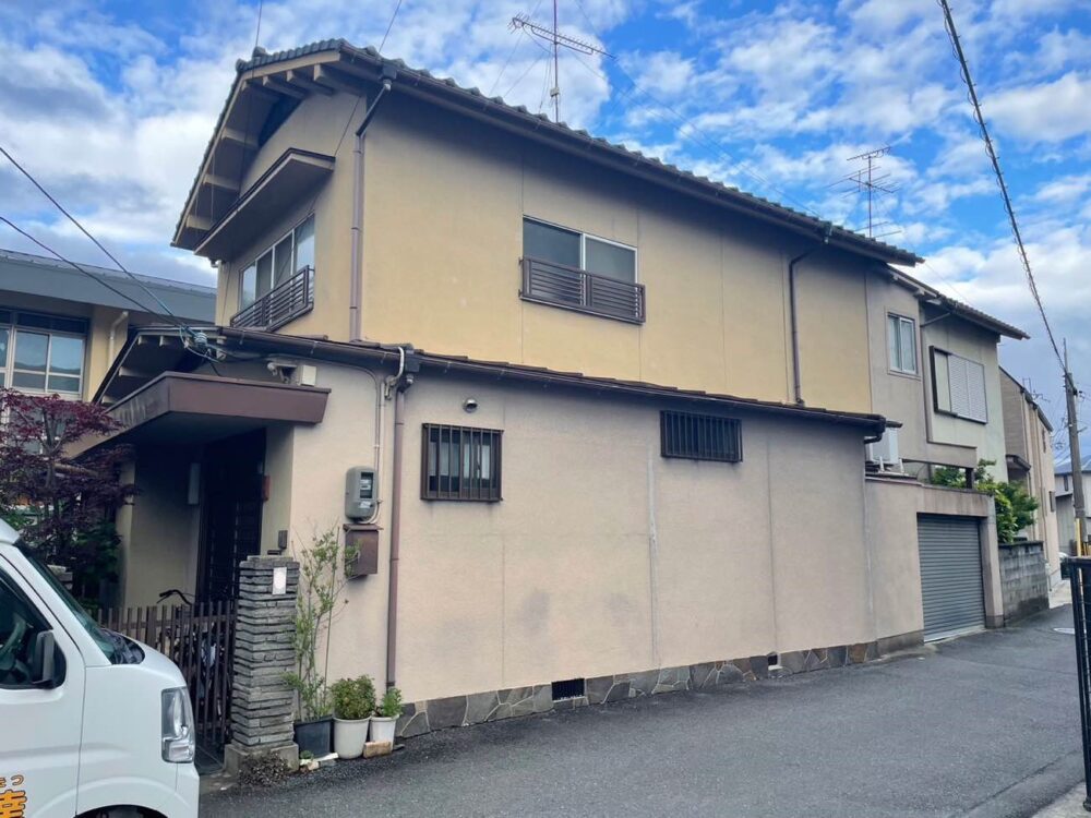 京都市西京区にて外壁と金属屋根の塗装をいたしました。 施工前