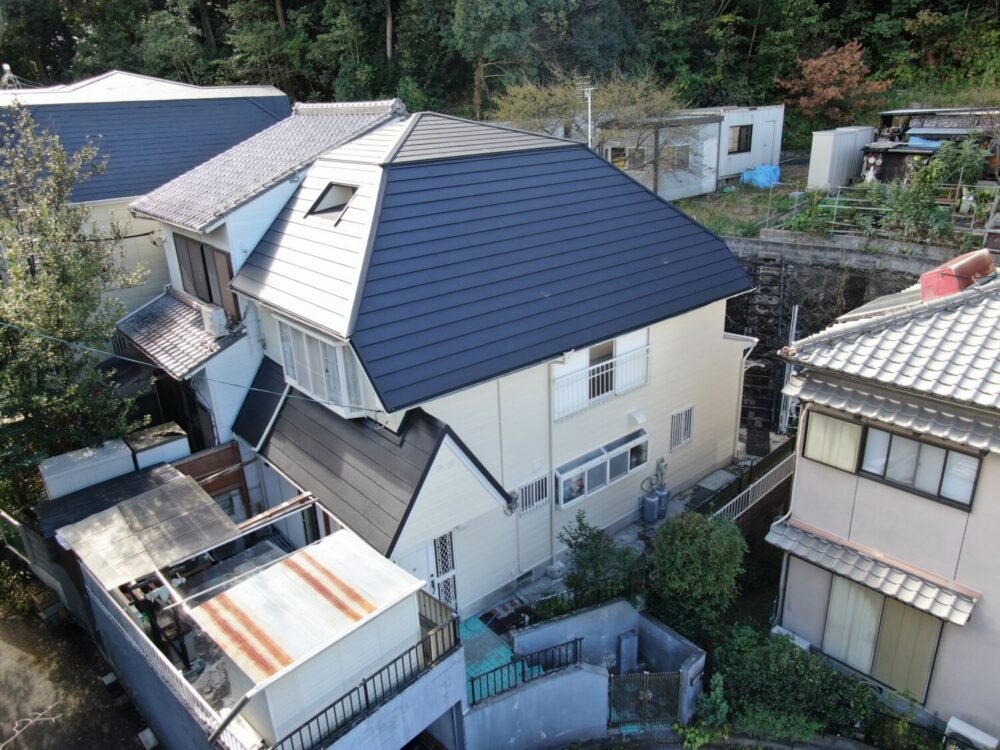 京都府相楽郡にて、外壁塗装工事および、屋根はスーパーガルテクトカバー工事の施工をいたしました。 施工後
