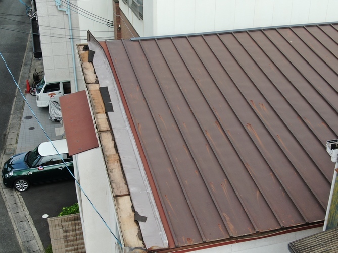 京都市右京区にて　屋根の一部が剥がれており、屋根の葺き替え工事をさせていただきました 施工前