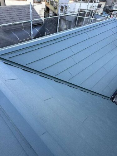 大阪府枚方市にて　屋根の割れがあり、屋根カバー工法工事と外壁塗装をお任せいただきました
