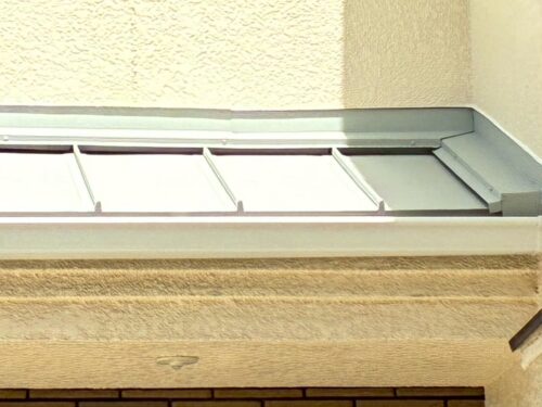 大阪府吹田市にて下屋根のカバー工法工事を施工しました。