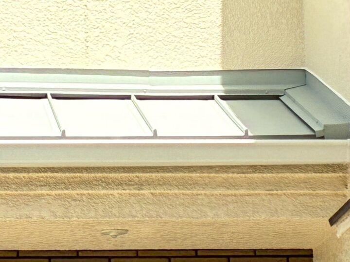 大阪府吹田市にて下屋根のカバー工法工事を施工しました。