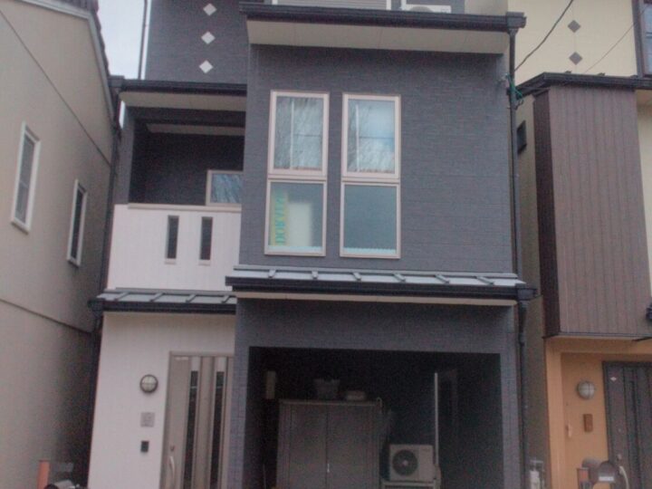 京都市北区にて　2色使いが映える素敵な仕上がりの外観に！！